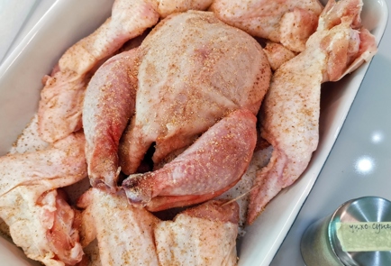 Фото шага рецепта Курица в специях на солевой подложке 152581 шаг 3  