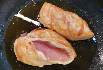 Филе куриной грудки с луком на сковороде — рецепт с фото пошагово