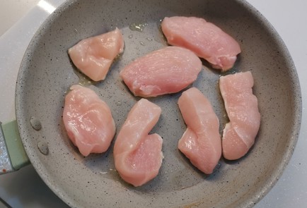 Фото шага рецепта Куриная грудка в соусе 190859 шаг 2