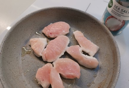 Фото шага рецепта Куриная грудка в соусе 190859 шаг 4