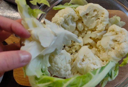 Фото шага рецепта Куриная грудка запеченная с цветной капустой и шпинатом 175701 шаг 3  