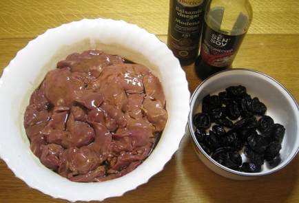 Фото шага рецепта Куриная печень с черносливом на овощной подушке 152904 шаг 1  