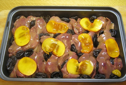 Фото шага рецепта Куриная печень с черносливом на овощной подушке 152904 шаг 5  