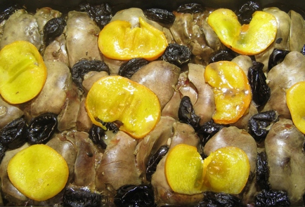Фото шага рецепта Куриная печень с черносливом на овощной подушке 152904 шаг 6  