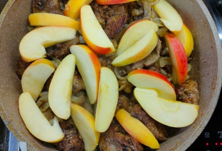 Фото шага рецепта Куриная печень тушенная с яблоками 174782 шаг 10  