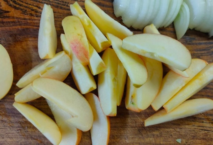 Фото шага рецепта Куриная печень тушенная с яблоками 174782 шаг 3  