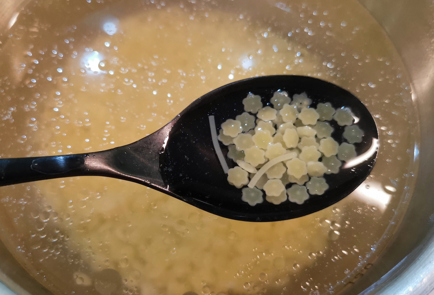 Фото шага рецепта Куриный суп с лапшой и перепелиными яйцами 152000 шаг 7  