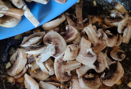 Фото шага рецепта Куриные бедра с грибами и сливками 186526 шаг 11  