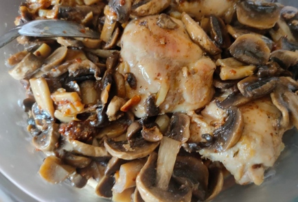 Фото шага рецепта Куриные бедра с грибами и сливками 186526 шаг 13  