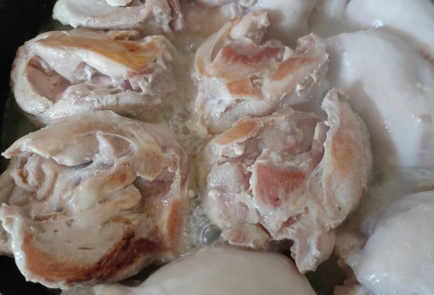 Фото шага рецепта Куриные бедра с грибами и сливками 186526 шаг 4  
