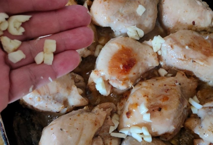 Фото шага рецепта Куриные бедра с грибами и сливками 186526 шаг 9  
