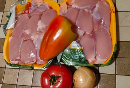 Фото шага рецепта Куриные бедра тушеные с луком помидором и сладким перцем 175249 шаг 1  