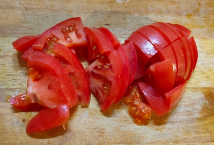 Фото шага рецепта Куриные бедра тушеные с луком помидором и сладким перцем 175249 шаг 3  