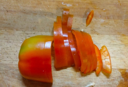 Фото шага рецепта Куриные бедра тушеные с луком помидором и сладким перцем 175249 шаг 4  