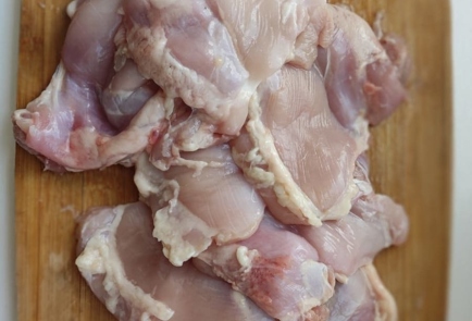 Куриные бедра на сковороде с луком