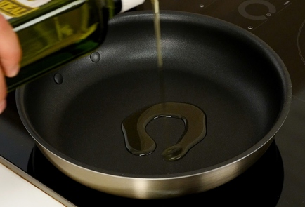 Фото шага рецепта Куриные голени с шафраном оливками и горошком 93775 шаг 1  