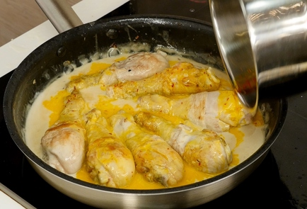 Фото шага рецепта Куриные голени с шафраном оливками и горошком 93775 шаг 4  