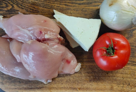 Фото шага рецепта Куриные грудки запеченные с домашним сыром помидорами луком и грибами 175478 шаг 1  