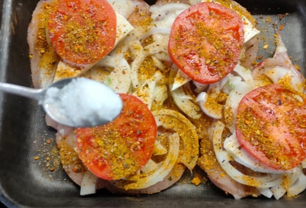 Фото шага рецепта Куриные грудки запеченные с домашним сыром помидорами луком и грибами 175478 шаг 10  