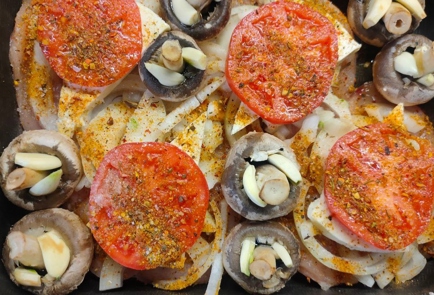 Фото шага рецепта Куриные грудки запеченные с домашним сыром помидорами луком и грибами 175478 шаг 14  