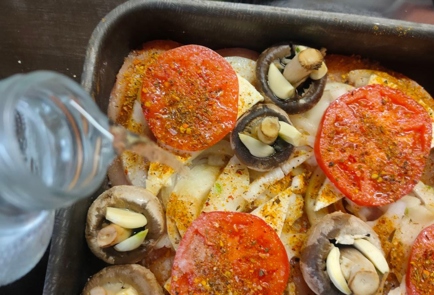 Фото шага рецепта Куриные грудки запеченные с домашним сыром помидорами луком и грибами 175478 шаг 15  