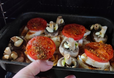 Фото шага рецепта Куриные грудки запеченные с домашним сыром помидорами луком и грибами 175478 шаг 16  
