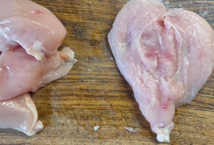 Фото шага рецепта Куриные грудки запеченные с домашним сыром помидорами луком и грибами 175478 шаг 2  