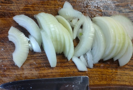 Фото шага рецепта Куриные грудки запеченные с домашним сыром помидорами луком и грибами 175478 шаг 4  