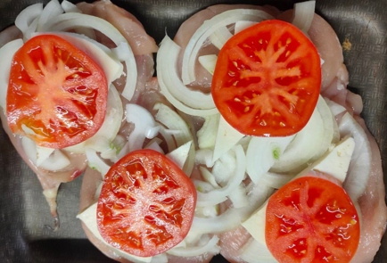 Фото шага рецепта Куриные грудки запеченные с домашним сыром помидорами луком и грибами 175478 шаг 8  