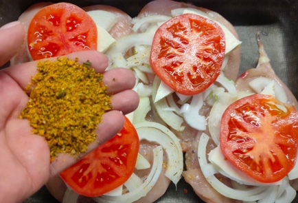 Фото шага рецепта Куриные грудки запеченные с домашним сыром помидорами луком и грибами 175478 шаг 9  