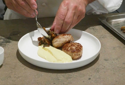Фото шага рецепта Куриные котлеты с соусом из ряженки 174616 шаг 17  