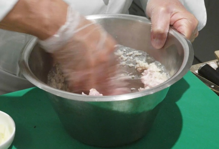 Фото шага рецепта Куриные котлеты с соусом из ряженки 174616 шаг 3  