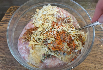 Фото шага рецепта Куриные котлеты с сыром специями и гарниром из цветной капусты 175479 шаг 4  