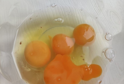 Фото шага рецепта Куриные отбивные в яичном кляре с укропом 173367 шаг 3  