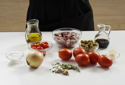 Фото шага рецепта Куриные сердечки на сковороде с запеченными томатами 152829 шаг 1  