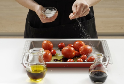 Фото шага рецепта Куриные сердечки на сковороде с запеченными томатами 152829 шаг 2  