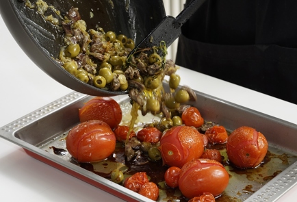 Фото шага рецепта Куриные сердечки на сковороде с запеченными томатами 152829 шаг 9  