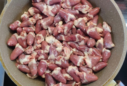 Фото шага рецепта Куриные сердечки тушенные с овощами в сметанном соусе 175893 шаг 2  
