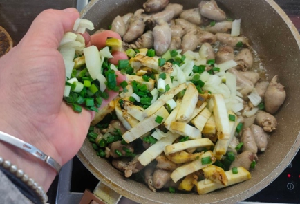 Фото шага рецепта Куриные сердечки тушенные с овощами в сметанном соусе 175893 шаг 7  