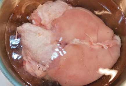 Фото шага рецепта Куриный бульон с топпингом из яйца 153101 шаг 1  