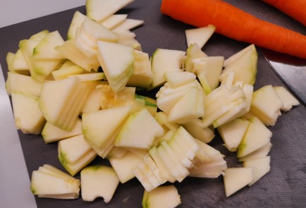 Фото шага рецепта Куриный бульон с яйцом 190738 шаг 2