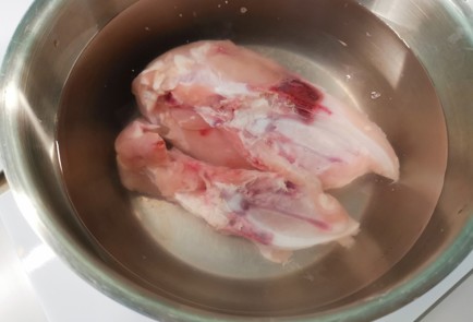 Фото шага рецепта Куриный бульон с яйцом 190738 шаг 4