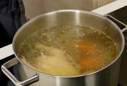 Фото шага рецепта Куриный суп из базарной курицы с домашней лапшой 126509 шаг 3  