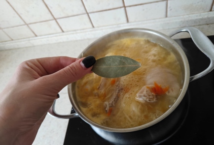 Фото шага рецепта Куриный суп с чесночными сухариками 175933 шаг 8  