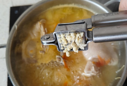 Фото шага рецепта Куриный суп с чесночными сухариками 175933 шаг 9  