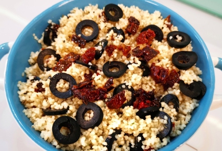 Фото шага рецепта Кускус с маслинами и вялеными томатами 173397 шаг 11  