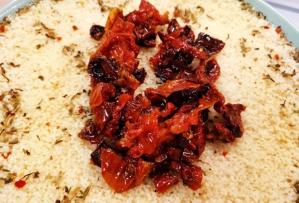 Фото шага рецепта Кускус с вялеными помидорами базиликом и розмарином 150972 шаг 5  