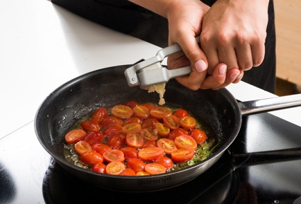 Фото шага рецепта Лапша из кабачка с помидорами и грецкими орехами 152621 шаг 6  