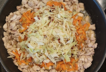 Фото шага рецепта Лазанья с капустой и куриными бедрышками 174823 шаг 10  