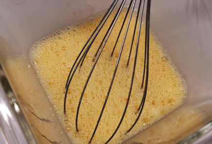 Фото шага рецепта Легкий воздушный омлет на козьем молоке 151575 шаг 2  